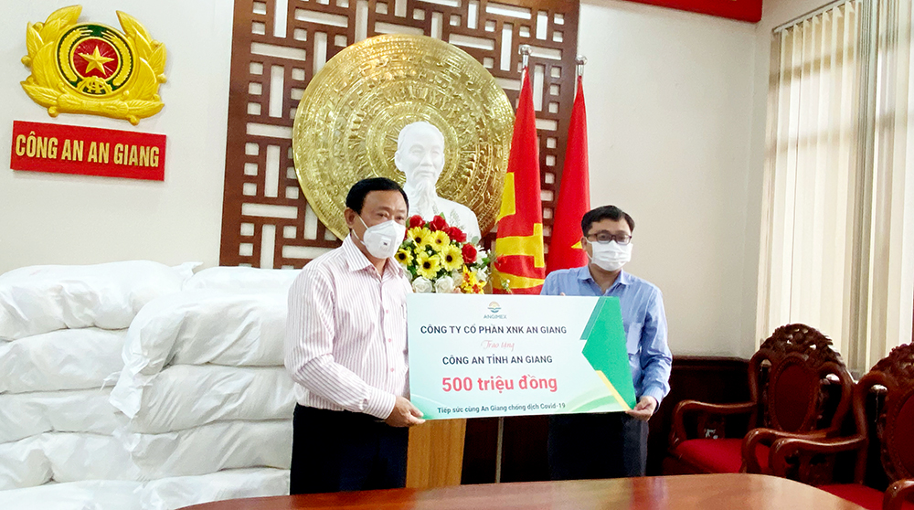 Công an An Giang tiếp nhận kinh phí, lương thực từ doanh nghiệp hỗ trợ giúp các hộ dân khó khăn ảnh hưởng dịch COVID-19