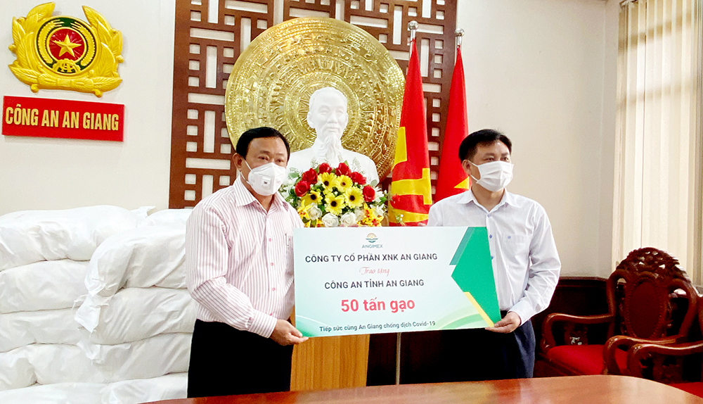 Công an An Giang tiếp nhận kinh phí, lương thực từ doanh nghiệp hỗ trợ giúp các hộ dân khó khăn ảnh hưởng dịch COVID-19