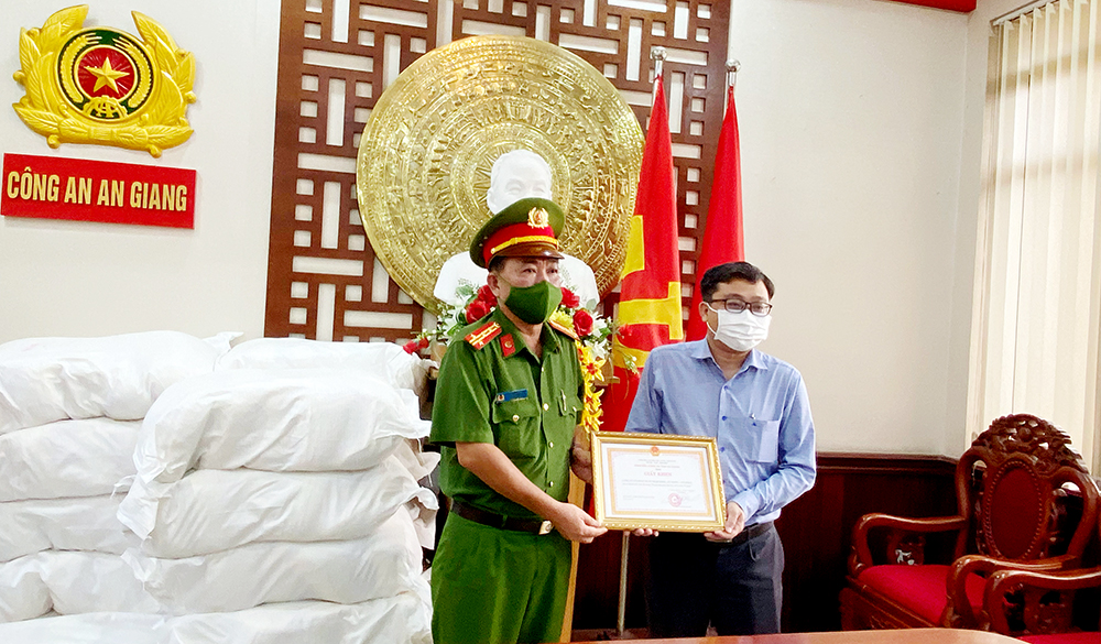 Công an An Giang tiếp nhận kinh phí, lương thực từ doanh nghiệp hỗ trợ giúp các hộ dân khó khăn ảnh hưởng dịch COVID-19