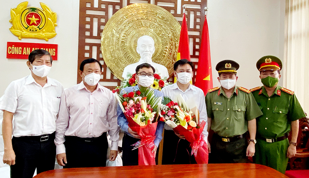 Công an An Giang tiếp nhận kinh phí, lương thực từ doanh nghiệp hỗ trợ giúp các hộ dân khó khăn ảnh hưởng dịch COVID-19