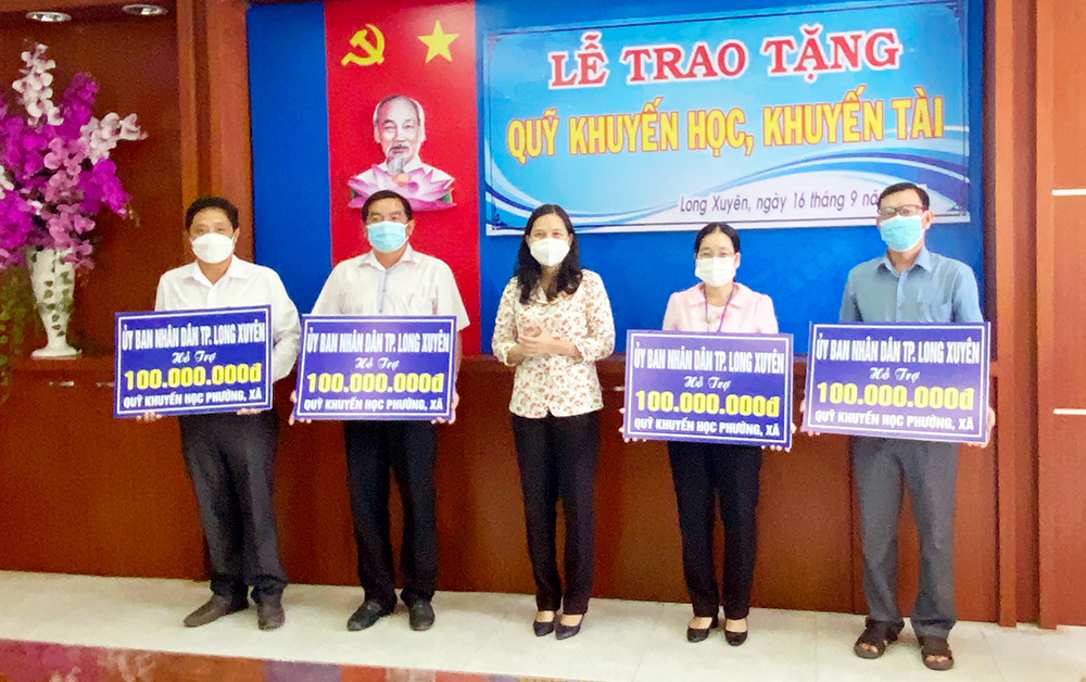 TP. Long Xuyên trao tặng 2 tỷ đồng cho Quỹ Khuyến học- Khuyến tài thành phố và phường, xã
