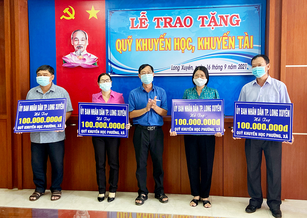 TP. Long Xuyên trao tặng 2 tỷ đồng cho Quỹ Khuyến học- Khuyến tài thành phố và phường, xã