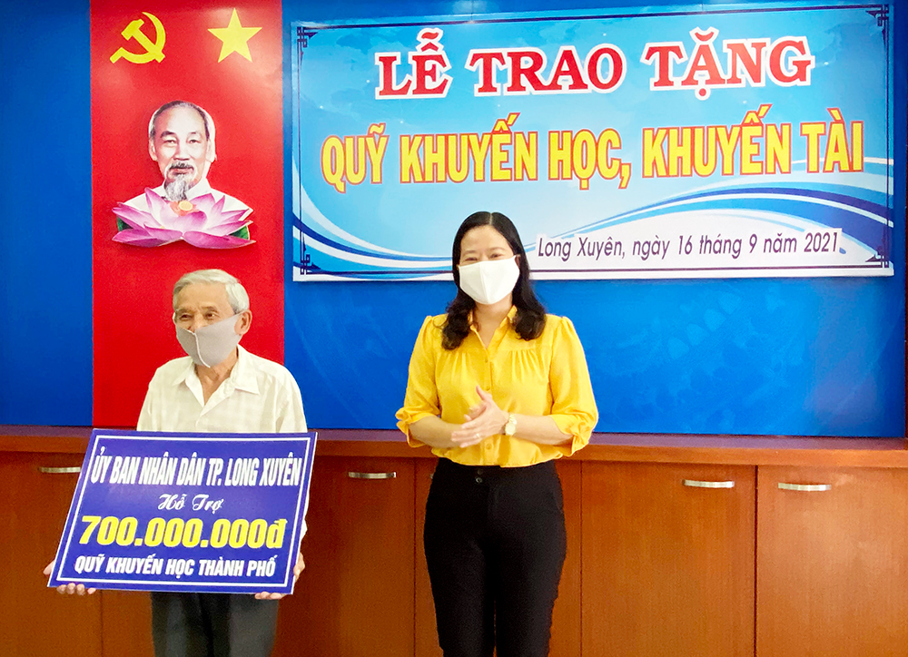 TP. Long Xuyên trao tặng 2 tỷ đồng cho Quỹ Khuyến học- Khuyến tài thành phố và phường, xã