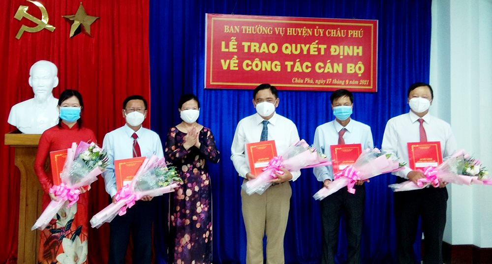 Huyện ủy Châu Phú trao quyết định điều động, bổ nhiệm 5 cán bộ