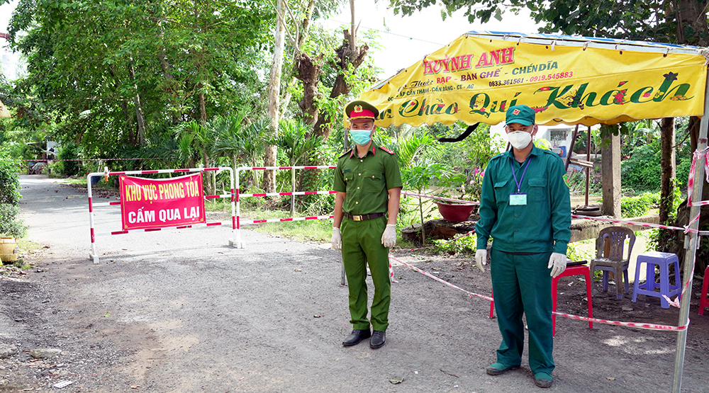 Bí thư Tỉnh ủy An Giang Lê Hồng Quang kiểm tra công tác phòng, chống dịch bệnh COVID-19 ở huyện Châu Thành