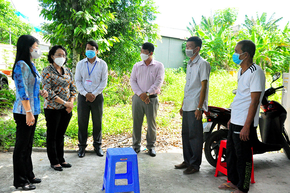 Trưởng ban Tuyên giáo Tỉnh ủy, Trưởng đoàn đại biểu Quốc hội An Giang Trần Thị Thanh Hương khảo sát công tác phòng, chống dịch COVID-19 tại xã Vĩnh Trạch