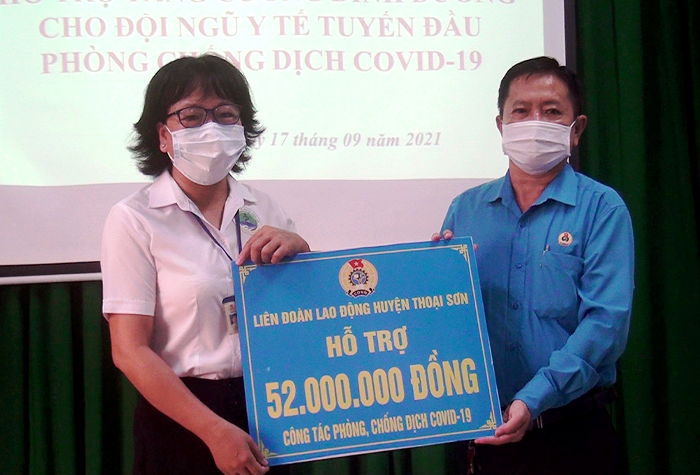Liên đoàn Lao động huyện Thoại Sơn tặng phiếu mua hàng cho y, bác sĩ tuyến đầu chống dịch