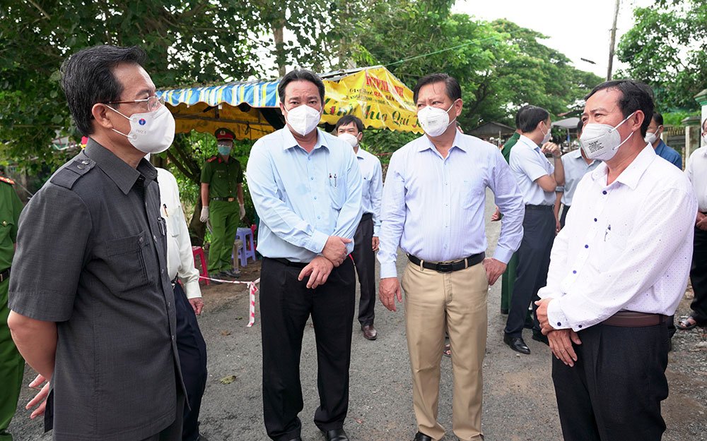 Bí thư Tỉnh ủy An Giang Lê Hồng Quang kiểm tra công tác phòng, chống dịch bệnh COVID-19 ở huyện Châu Thành