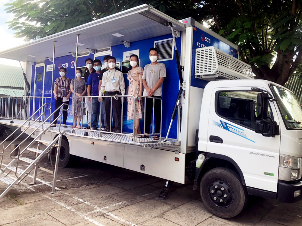 Bộ Y tế hỗ trợ An Giang 2 xe xét nghiệm lưu động phục vụ công tác phòng, chống dịch COVID-19