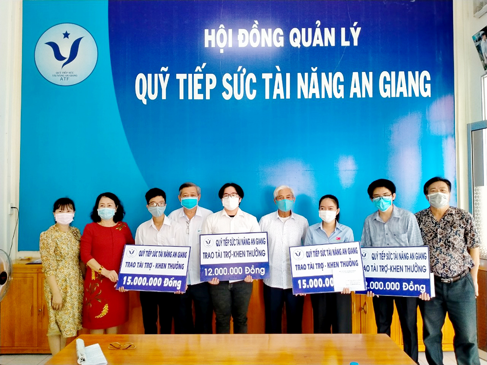 Ban Điều hành Quỹ Tiếp sức tài năng An Giang trao chi phí học tập cho sinh viên có hoàn cảnh đặc biệt khó khăn, học giỏi