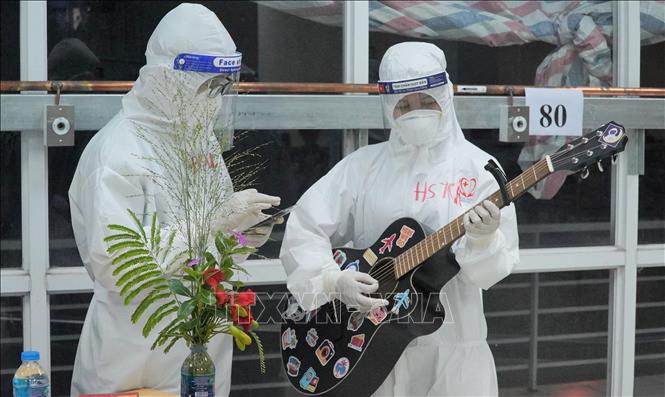 Mang Tết Trung thu đến với bệnh nhân COVID-19 và trẻ em có hoàn cảnh khó khăn
