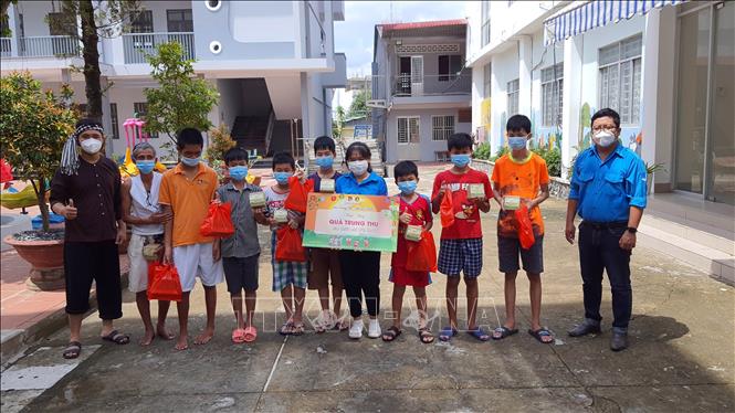 Mang Tết Trung thu đến với bệnh nhân COVID-19 và trẻ em có hoàn cảnh khó khăn