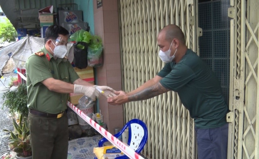 Công an tỉnh An Giang đến thăm và trao quà cho người dân huyện Phú Tân