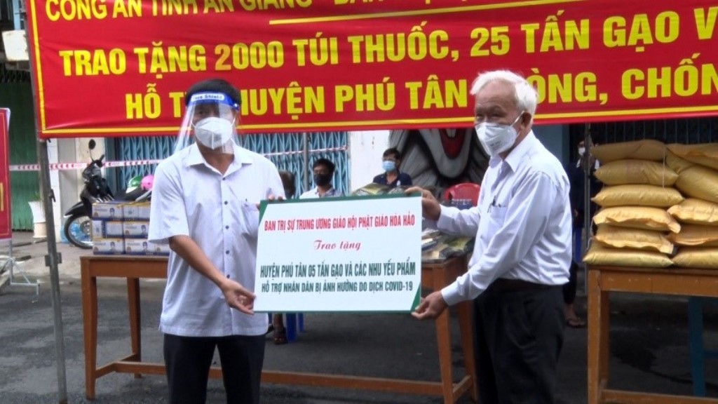 Công an tỉnh An Giang đến thăm và trao quà cho người dân huyện Phú Tân