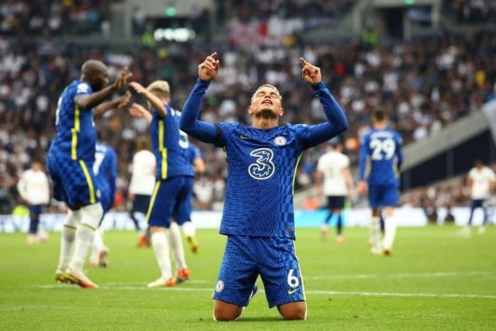 Đè bẹp Tottenham, Chelsea chiếm ngôi đầu bảng Ngoại hạng Anh