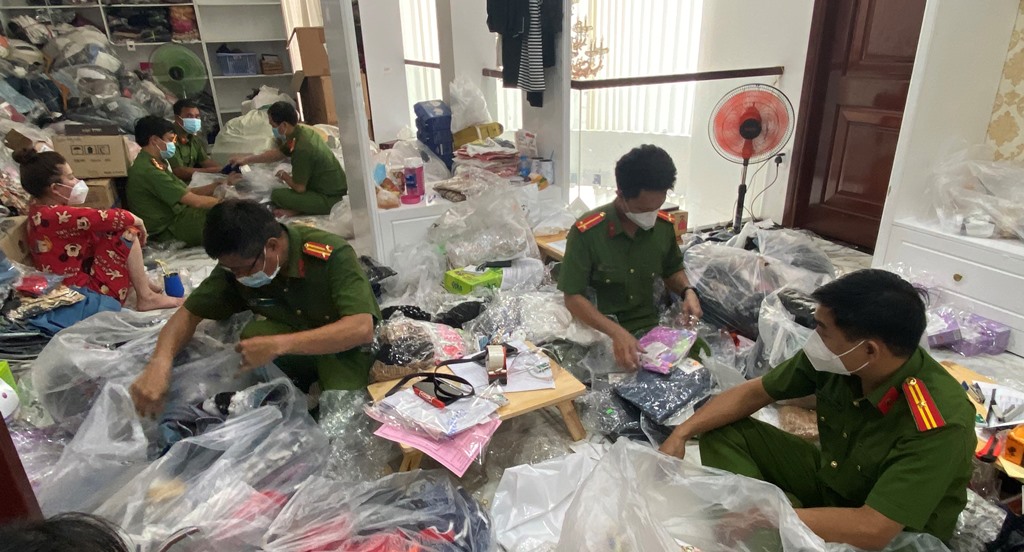 Tạm giữ nhiều sản phẩm hàng hóa không rõ nguồn gốc, nhập lậu ở TP. Long Xuyên và Tịnh Biên