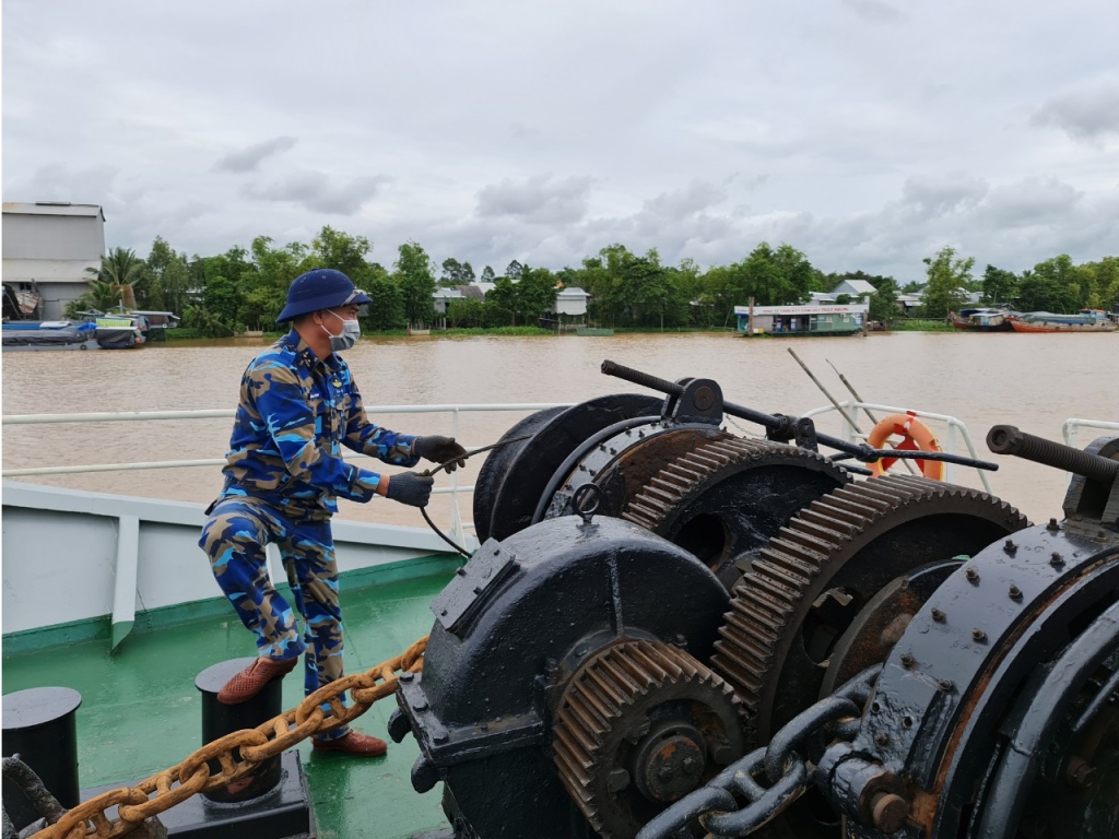 Bộ Tư lệnh Vùng 2 Hải quân đưa tàu hỗ trợ chở hàng đến An Giang