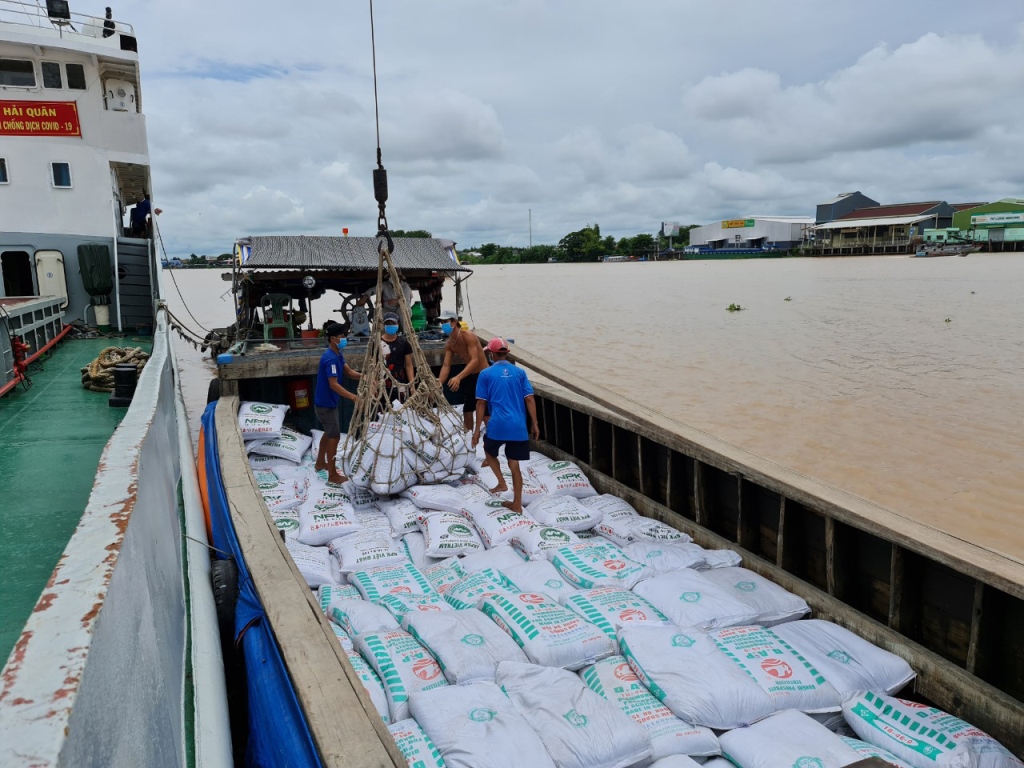 Bộ Tư lệnh Vùng 2 Hải quân đưa tàu hỗ trợ chở hàng đến An Giang