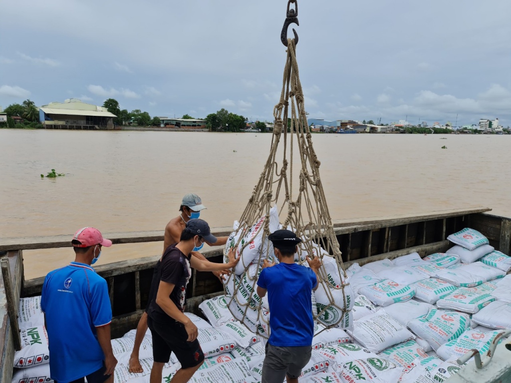 Bộ Tư lệnh Vùng 2 Hải quân đưa tàu hỗ trợ chở hàng đến An Giang