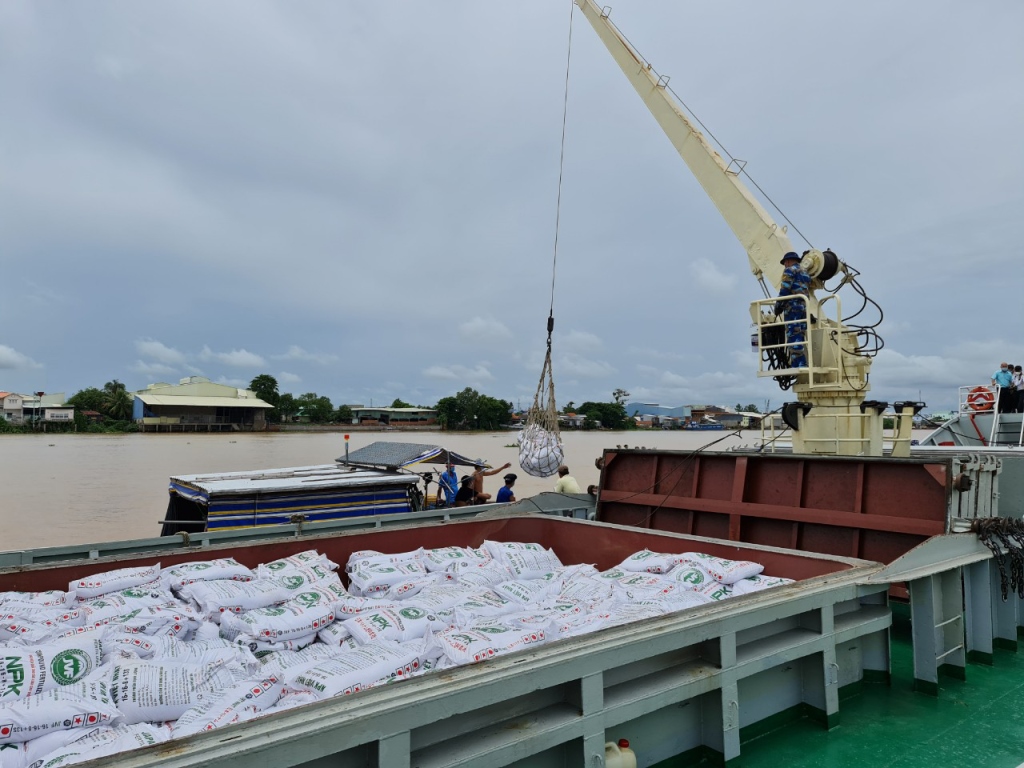 Bộ Tư lệnh Vùng 2 Hải quân đưa tàu hỗ trợ chở hàng đến An Giang