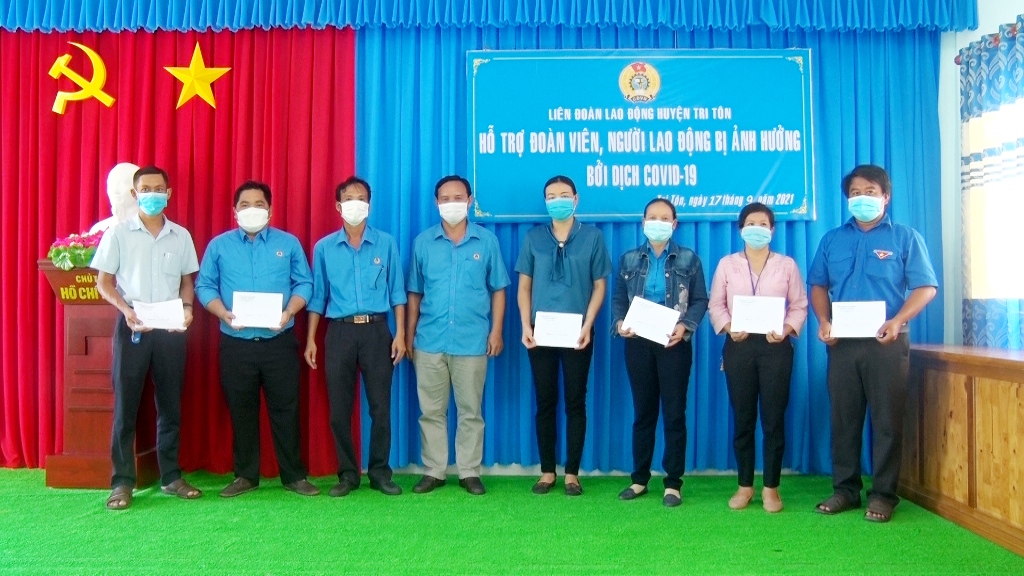 Tri Tôn hỗ trợ tiền cho công đoàn viên bị ảnh hưởng COVID-19
