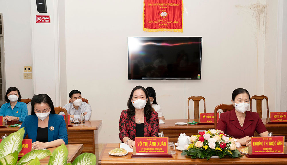 Phó Chủ tịch nước Võ Thị Ánh Xuân thăm, tặng quà và thiết bị y tế cho tỉnh An Giang phòng, chống dịch COVID-19