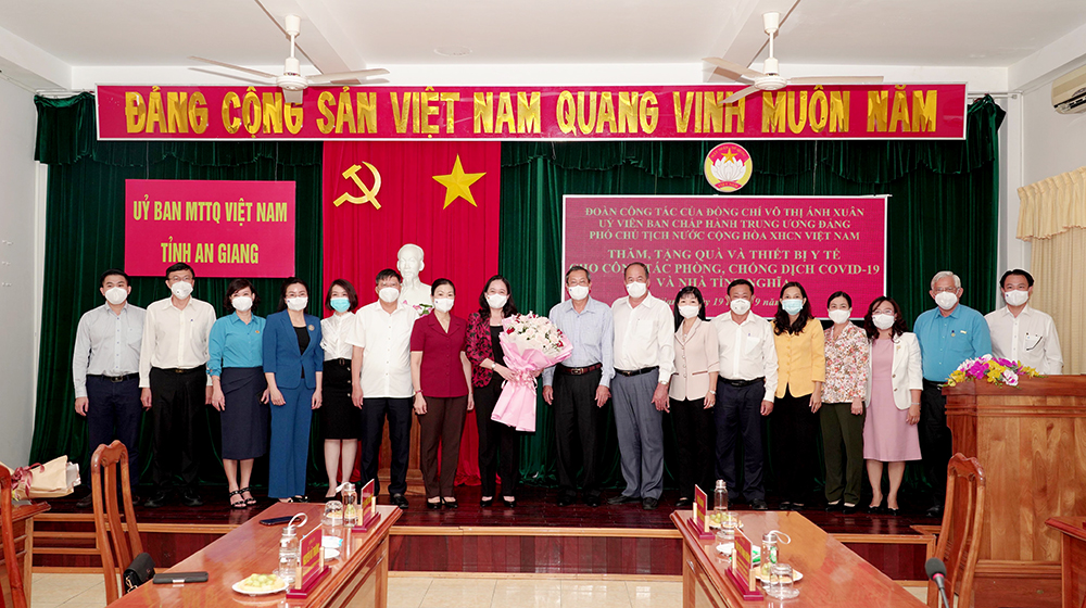 Phó Chủ tịch nước Võ Thị Ánh Xuân thăm, tặng quà và thiết bị y tế cho tỉnh An Giang phòng, chống dịch COVID-19