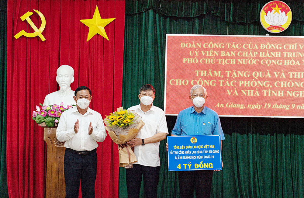 Phó Chủ tịch nước Võ Thị Ánh Xuân thăm, tặng quà và thiết bị y tế cho tỉnh An Giang phòng, chống dịch COVID-19