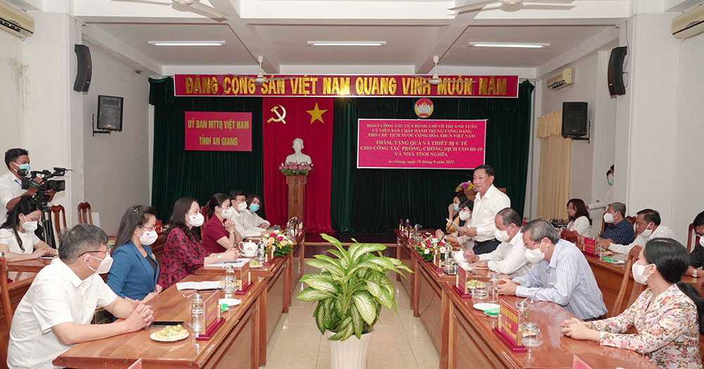 Phó Chủ tịch nước Võ Thị Ánh Xuân thăm, tặng quà và thiết bị y tế cho tỉnh An Giang phòng, chống dịch COVID-19