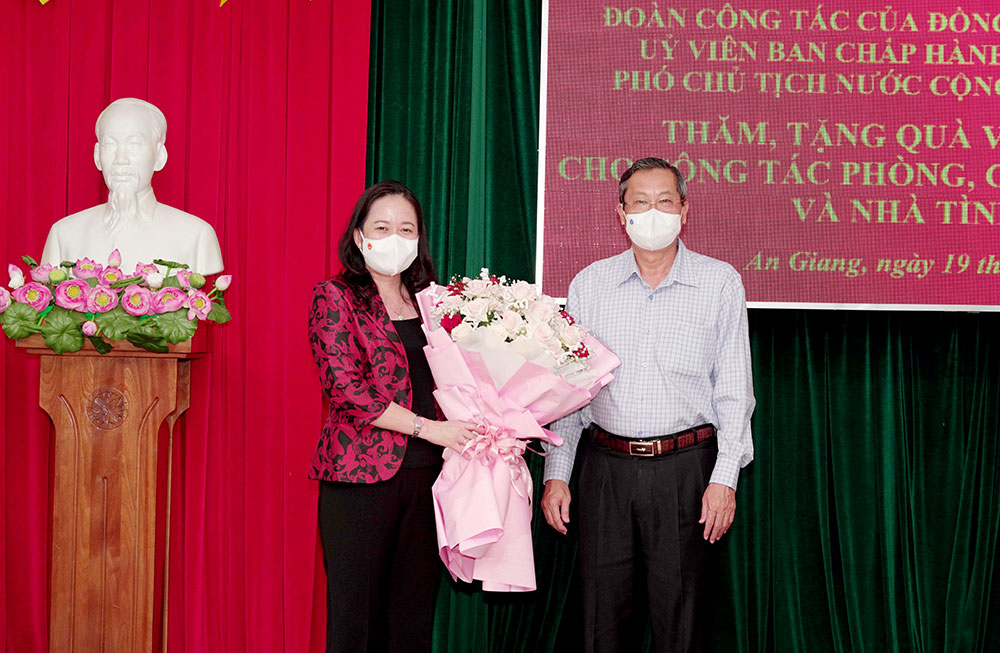 Phó Chủ tịch nước Võ Thị Ánh Xuân thăm, tặng quà và thiết bị y tế cho tỉnh An Giang phòng, chống dịch COVID-19