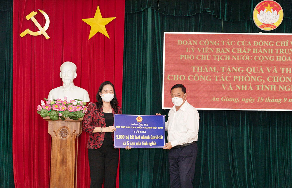 Phó Chủ tịch nước Võ Thị Ánh Xuân thăm, tặng quà và thiết bị y tế cho tỉnh An Giang phòng, chống dịch COVID-19