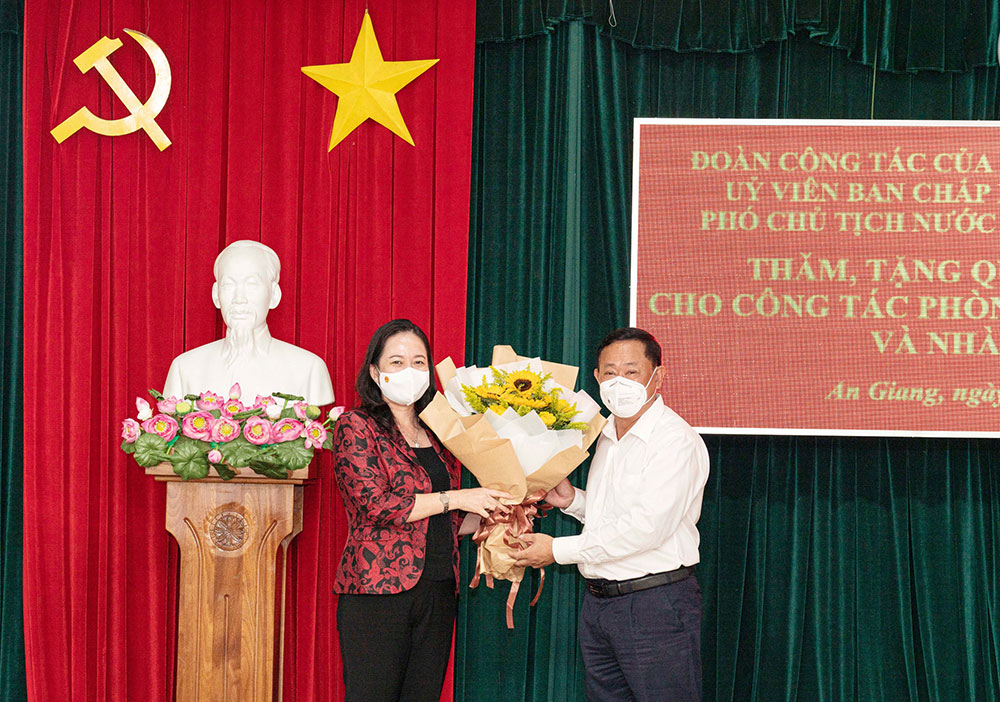 Phó Chủ tịch nước Võ Thị Ánh Xuân thăm, tặng quà và thiết bị y tế cho tỉnh An Giang phòng, chống dịch COVID-19