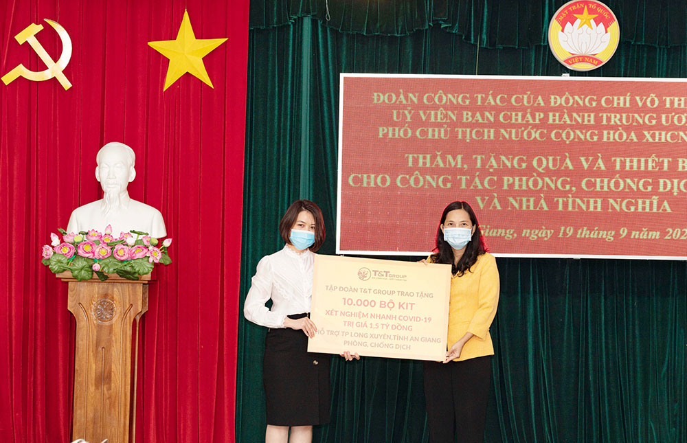 Phó Chủ tịch nước Võ Thị Ánh Xuân thăm, tặng quà và thiết bị y tế cho tỉnh An Giang phòng, chống dịch COVID-19
