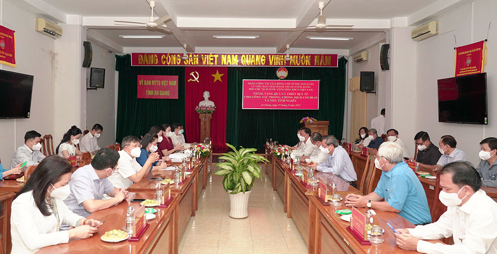 Phó Chủ tịch nước Võ Thị Ánh Xuân thăm, tặng quà và thiết bị y tế cho tỉnh An Giang phòng, chống dịch COVID-19