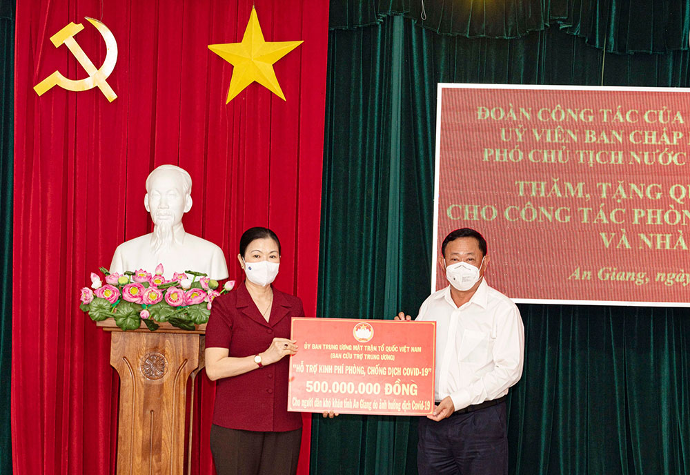 Phó Chủ tịch nước Võ Thị Ánh Xuân thăm, tặng quà và thiết bị y tế cho tỉnh An Giang phòng, chống dịch COVID-19
