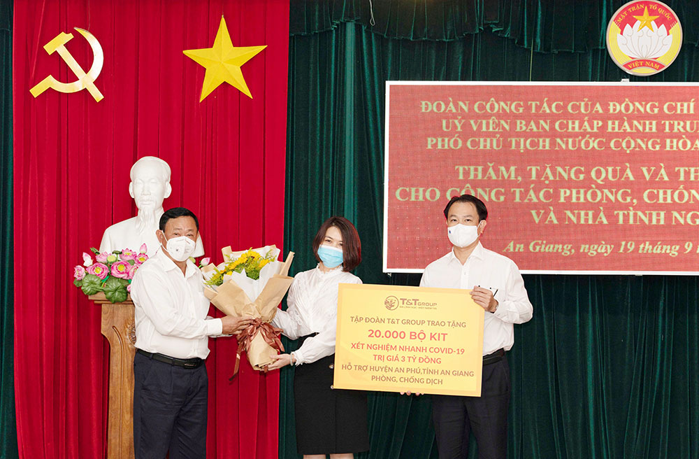 Phó Chủ tịch nước Võ Thị Ánh Xuân thăm, tặng quà và thiết bị y tế cho tỉnh An Giang phòng, chống dịch COVID-19