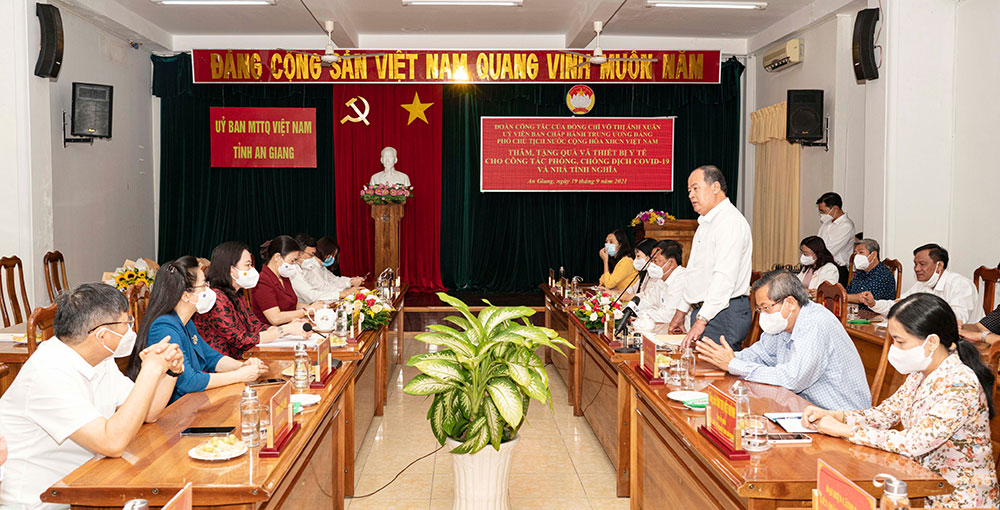 Phó Chủ tịch nước Võ Thị Ánh Xuân thăm, tặng quà và thiết bị y tế cho tỉnh An Giang phòng, chống dịch COVID-19