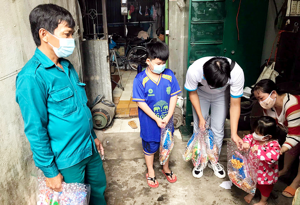 Tặng quà Trung thu trẻ em nghèo, khó khăn và hoàn cảnh đặc biệt ở TP. Long Xuyên