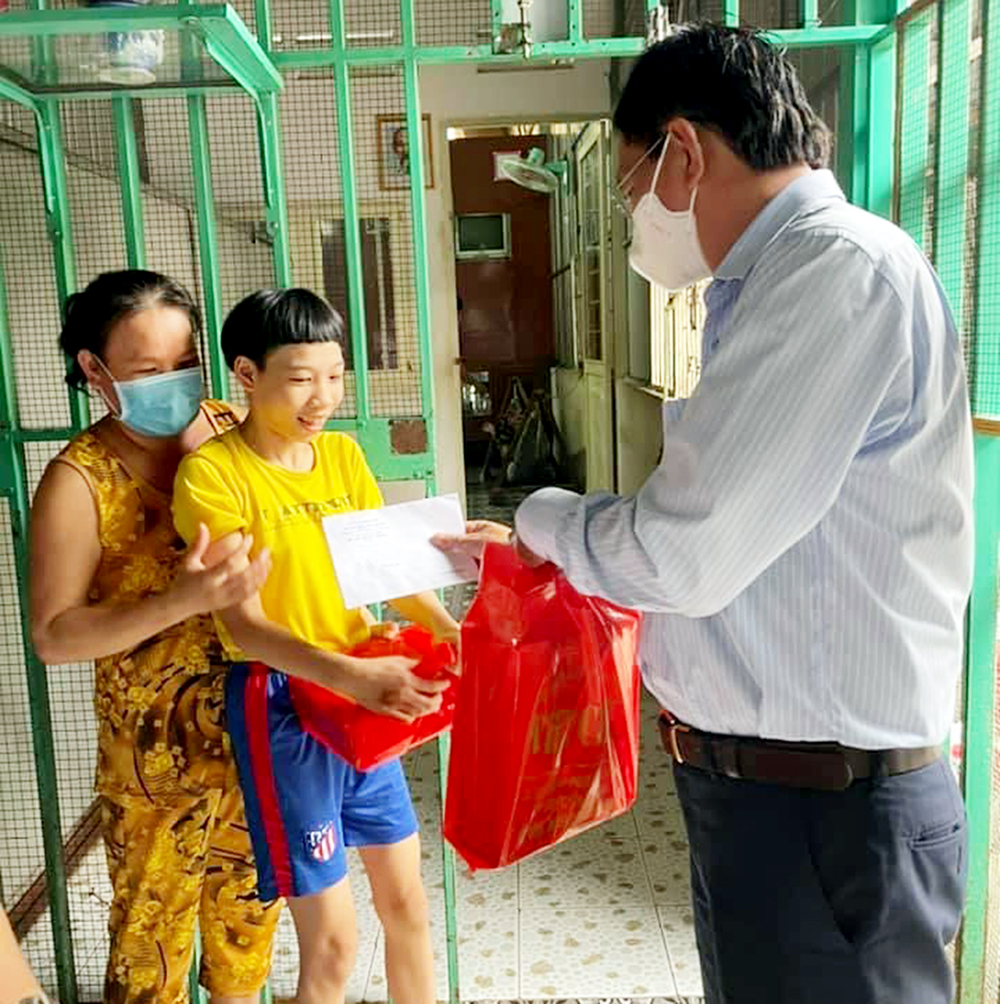 Tặng quà Trung thu trẻ em nghèo, khó khăn và hoàn cảnh đặc biệt ở TP. Long Xuyên