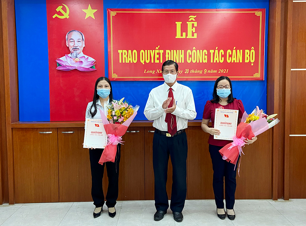 Thành ủy Long Xuyên công bố quyết định công tác cán bộ