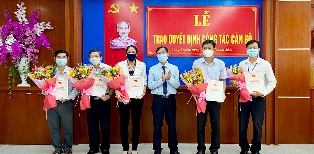 Thành ủy Long Xuyên công bố quyết định công tác cán bộ
