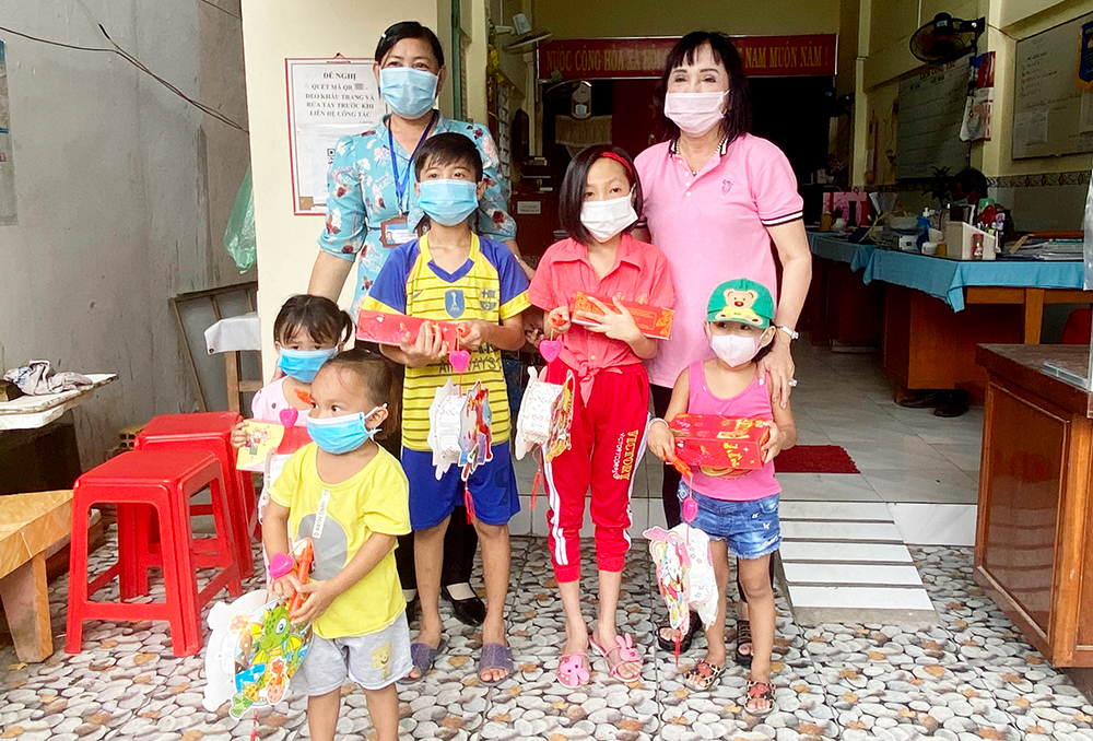 Tặng quà Trung thu trẻ em nghèo, khó khăn và hoàn cảnh đặc biệt ở TP. Long Xuyên