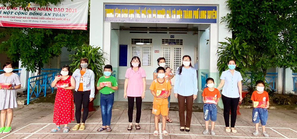 Tặng quà Trung thu trẻ em nghèo, khó khăn và hoàn cảnh đặc biệt ở TP. Long Xuyên