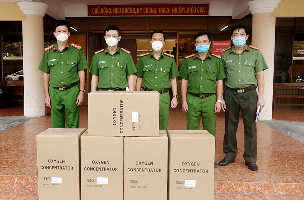 Cục Cảnh sát điều tra tội phạm về tham nhũng, kinh tế, buôn lậu tặng thiết bị y tế cho Công an An Giang