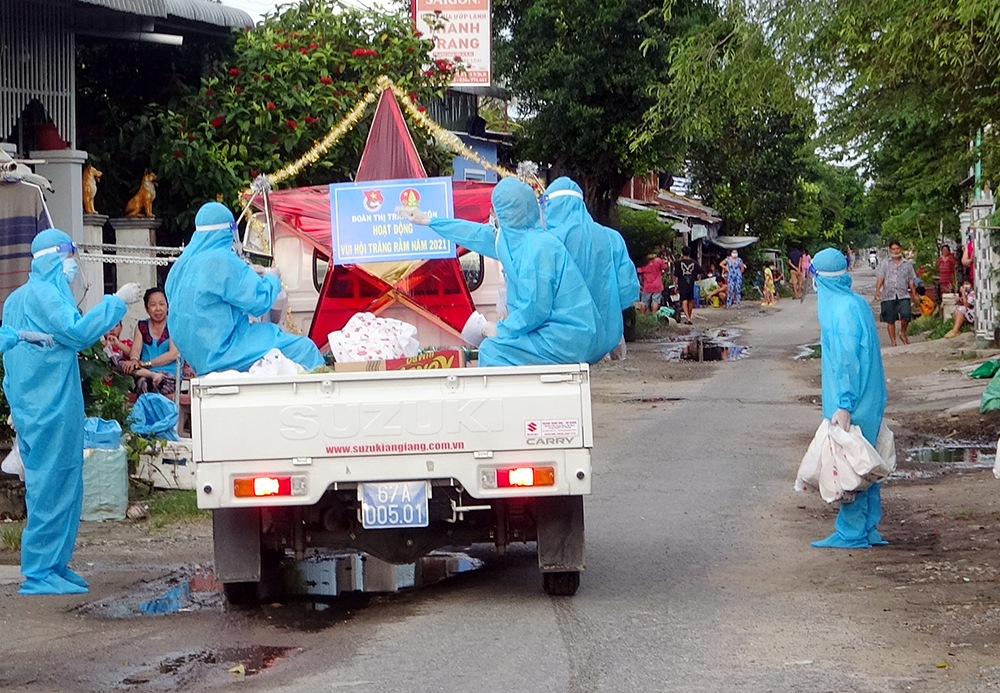 Tri Tôn tặng quà Trung thu cho trẻ em khu phong tỏa