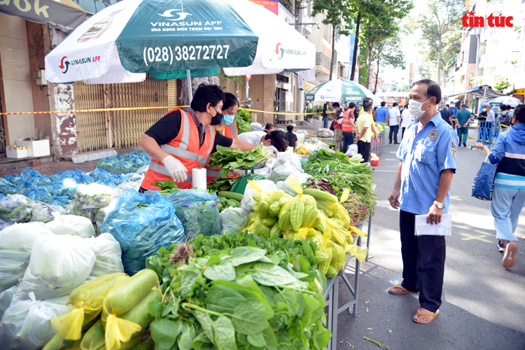 Chợ lưu động đầu tiên áp dụng ‘Thẻ xanh COVID-19’ ở Thành phố Hồ Chí Minh