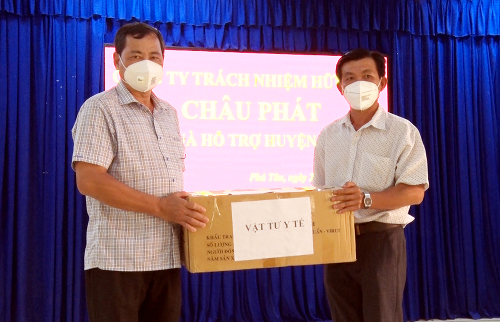 Phú Tân tiếp nhận trang thiết bị, vật tư y tế
