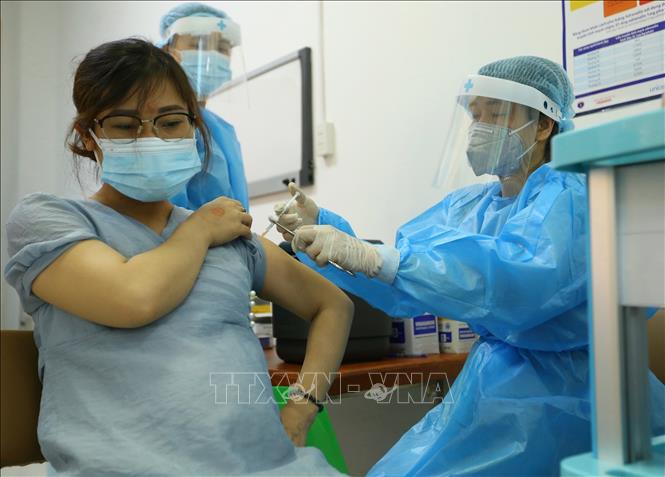 Khẩn trương tiêm vaccine COVID-19 cho phụ nữ mang thai trên 13 tuần