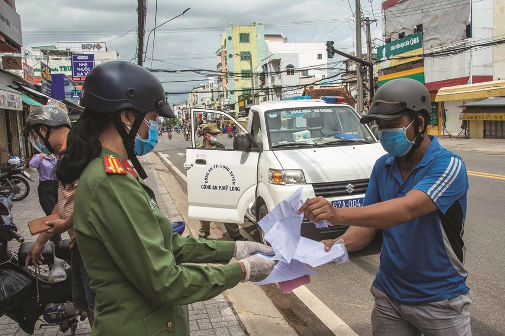 “Bình tĩnh sống để chống dịch lâu dài”