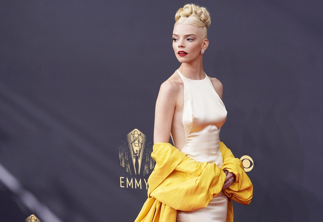 Ngắm bản vẽ trang phục của Anya Taylor-Joy tại giải Emmy
